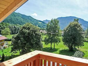 Cảnh núi rừng hoặc tầm nhìn ra núi từ căn hộ