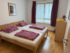 Giường trong phòng chung tại Ferienwohnungen Bibelöd 24