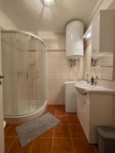 Gallery image of Jenna Apartments - Sindy in Balatonszárszó +1 photo