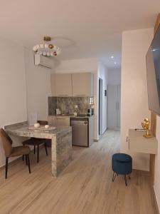 Kuchyňa alebo kuchynka v ubytovaní POUNEDES LUXURY SUITES