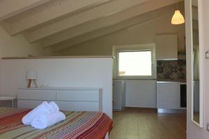 ein Schlafzimmer mit einem Bett, auf dem weiße Handtücher liegen in der Unterkunft Borgo Venus in Rocca San Giovanni