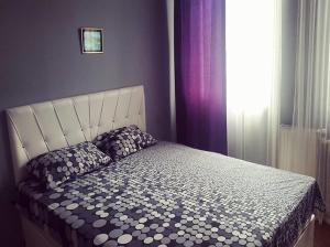 Rúm í herbergi á Eka Guest House