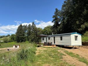 Το κτήριο όπου στεγάζεται  το κάμπινγκ