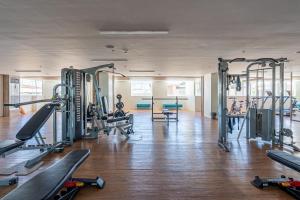 Fitness centrum a/nebo fitness zařízení v ubytování Comfy City Studio with Balcony and Sunsets