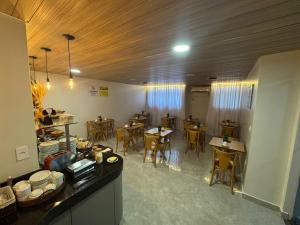 una sala con mesas y sillas en un restaurante en Veleiro Hotel MCZ, en Maceió 9 fotos más
