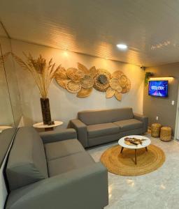 una sala de estar con un sofá y una mesa en Veleiro Hotel MCZ, en Maceió
