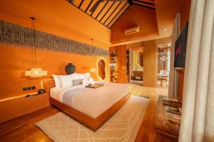 Postel nebo postele na pokoji v ubytování Sana Vie Villa Seminyak by Ini Vie Hospitality