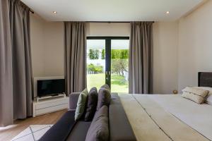 une chambre avec un grand lit et une télévision dans l'établissement Beachfront Villa in Bali, à Cemagi