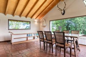 Φωτογραφία από το άλμπουμ του Figares, casa con piscina σε Quintueles