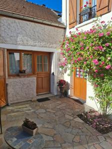a house with a door and flowers in front of it at LE CLOS DE GRIGNON in Thiverval-Grignon