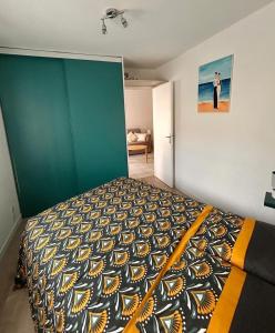 a bedroom with a bed with a green wall at Très proche Granville Résidence Midship in Saint-Pair-sur-Mer +14 photos