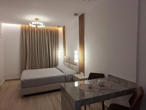 Posteľ alebo postele v izbe v ubytovaní POUNEDES LUXURY SUITES