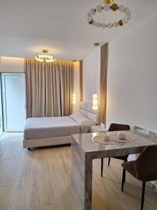 Posteľ alebo postele v izbe v ubytovaní POUNEDES LUXURY SUITES