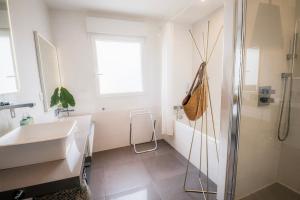 Ένα μπάνιο στο L'escale Ranvillaise - Maison 3 chambres - By Primo +34 φωτογραφίες