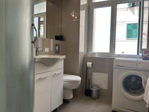 Ванна кімната в MARTON & MARTINIS SUPERIOR APARTMENTS - spacious one-room apartments - excellent location within walking distance of Diocletian's Palace and Bacvice Beach - the best restaurants within walking distance +43 фото