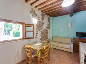 Televízia a/alebo spoločenská miestnosť v ubytovaní Scenic Apartment in Casole d'Elsa with Pool