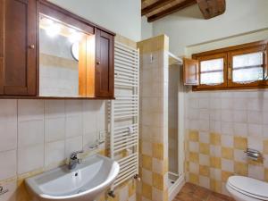 Kúpeľňa v ubytovaní Scenic Apartment in Casole d'Elsa with Pool