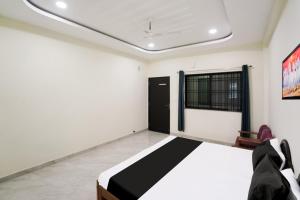 Μια τηλεόραση ή/και κέντρο ψυχαγωγίας στο Hotel O Vijaya Guest House