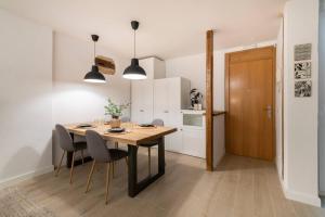 パンプローナにあるPrecioso apartamento recién reformado pleno centroのテーブルと椅子のあるキッチンとダイニングルーム