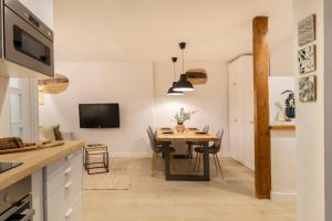 パンプローナにあるPrecioso apartamento recién reformado pleno centroのテーブルと椅子のあるキッチンとダイニングルーム +10枚の写真