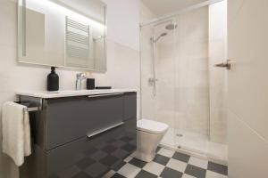 パンプローナにあるPrecioso apartamento recién reformado pleno centroのトイレとシャワー付きの白いバスルーム