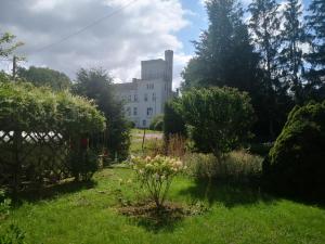 a large white building in the middle of a yard at Ferienhof Maikito in Lalendorf