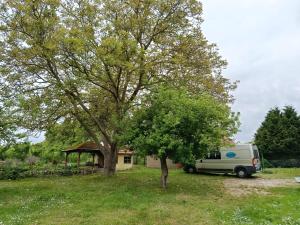 LalendorfにあるFerienhof Maikitoの木の家の前に停められたバン