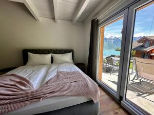 Postel nebo postele na pokoji v ubytování Boutique Hotel Bellevue B&B am Brienzersee Iseltwald Interlaken