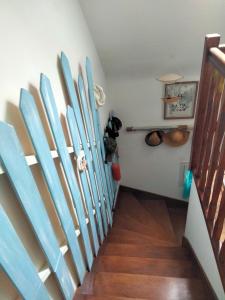 un montón de tablas de surf alineadas contra una pared en Alsabreizh bihan kalon harzala, en Lanvollon