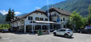 um carro branco estacionado em frente a um edifício em Simonai Apartment em Bovec