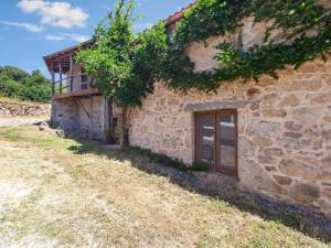 stary kamienny dom z drzwiami i oknem w obiekcie Traditional Apartment in Ribeira Sacra with Garden w mieście Castillón