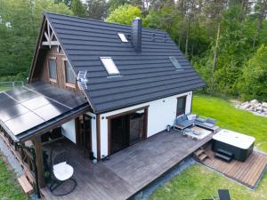 Stare CzapleKaszubska Nirvana - całoroczny dom na wyłączność z jacuzzi的享有带甲板的房屋的顶部景致