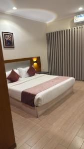 a bedroom with a large bed in a room at أصداء البحر للشقق المخدومة in Yanbu +16 photos