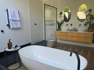 Et badeværelse på Sunny Simbithi Estate + 42 billeder