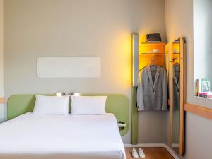 Ein Bett oder Betten in einem Zimmer der Unterkunft Ibis Budget Bilbao Barakaldo