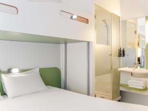 Ein Bett oder Betten in einem Zimmer der Unterkunft Ibis Budget Bilbao Barakaldo