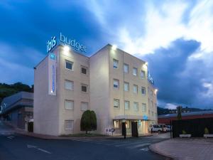ein Hotelgebäude mit einem Schild darauf in der Unterkunft Ibis Budget Bilbao Barakaldo in Barakaldo