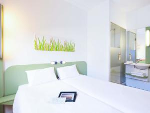 Ein Bett oder Betten in einem Zimmer der Unterkunft Ibis Budget Bilbao Barakaldo
