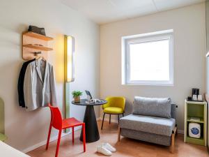 Ein Sitzbereich in der Unterkunft Ibis Budget Bilbao Barakaldo
