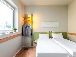 Ein Bett oder Betten in einem Zimmer der Unterkunft Ibis Budget Bilbao Barakaldo