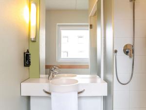 Ein Badezimmer in der Unterkunft Ibis Budget Bilbao Barakaldo