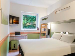 Ein Bett oder Betten in einem Zimmer der Unterkunft Ibis Budget Bilbao Barakaldo