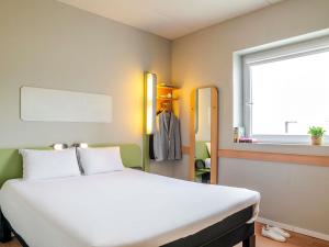 Ein Bett oder Betten in einem Zimmer der Unterkunft Ibis Budget Bilbao Barakaldo