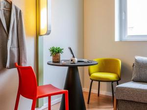 Ein Sitzbereich in der Unterkunft Ibis Budget Bilbao Barakaldo