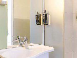 Ein Badezimmer in der Unterkunft Ibis Budget Bilbao Barakaldo