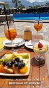 une table avec deux verres et une assiette de fruits dans l'établissement Family large apartment in Bahçeli, à Aglantzia