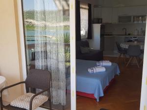 a living room with a table and a kitchen at Große Wohnung in Rogotin mit Eigenem Balkon in Ploče