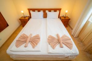 una camera da letto con un letto con un arco sopra di SeaRent Dream Home in Santa Marina - 2 bedrooms, 2 baths and a HUGE terrace a Sozopol