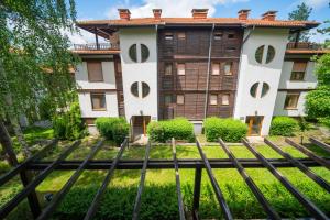 un edificio con una recinzione di fronte di SeaRent Dream Home in Santa Marina - 2 bedrooms, 2 baths and a HUGE terrace a Sozopol