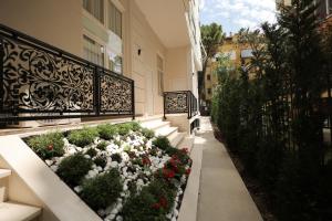 un balcon avec un jardin fleuri sur un immeuble dans l'établissement Duplex City, à Durrës